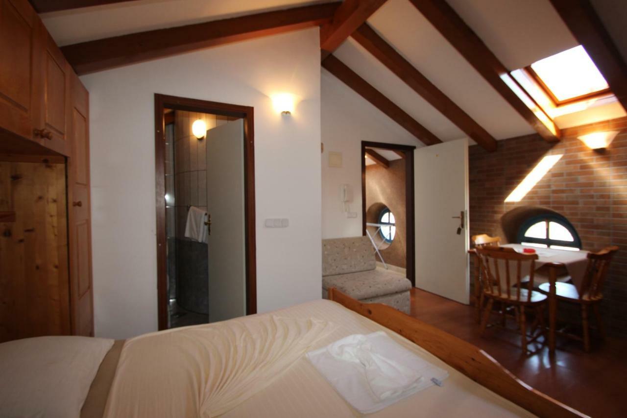 Appartments Mali Raj Врсар Экстерьер фото
